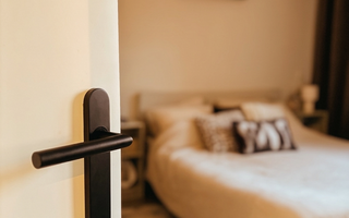 Japandi rust met zwart deurbeslag | @homebylisan