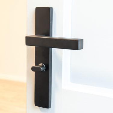 Viterbo door handle black with rectangular shield WC63/8 bathroom lock