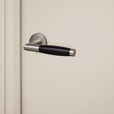 Ascoli door handle stainless steel with round rosette