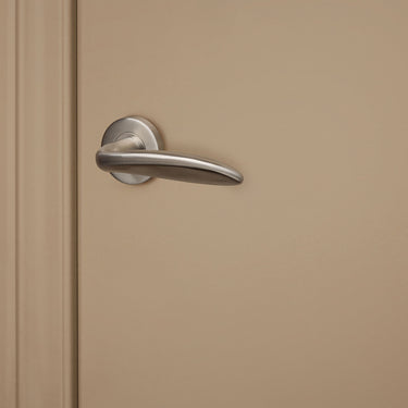 Benevento door handle stainless steel with round rosette