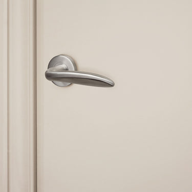 Benevento door handle stainless steel with round rosette