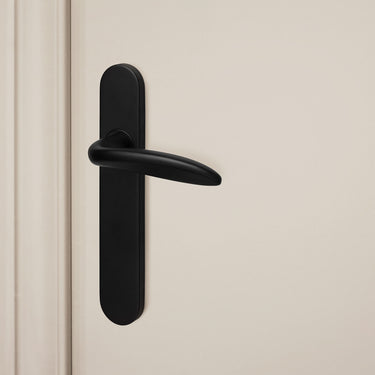 Benevento door handle black with rounded shield