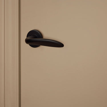 Benevento door handle black with round rosette