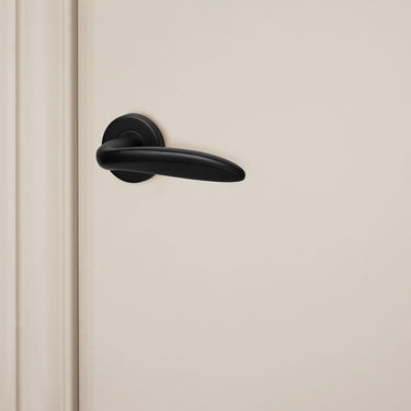 Benevento door handle black with round rosette