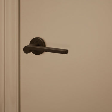 Caserta door handle bronze with round rosette