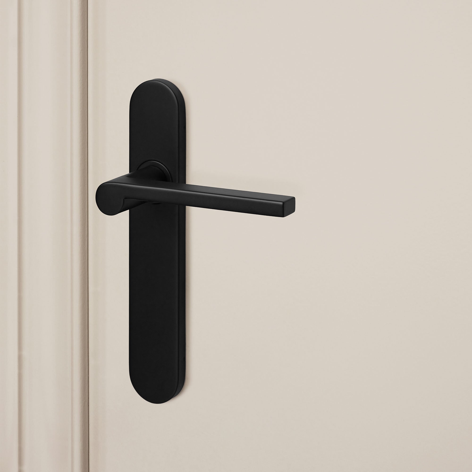 Kids Handle Rounded Caserta door handle black with rounded shield – Lavuzo