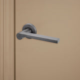 Caserta deurklink Gun Metal PVD gecoat op rond rozet van Lavuzo op beige deur, rechteraanzicht