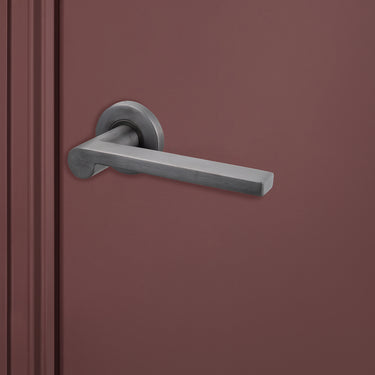 Luxe Caserta binnendeurbeslag Gun Metal PVD gecoat op donkerrode deur, rechteraanzicht