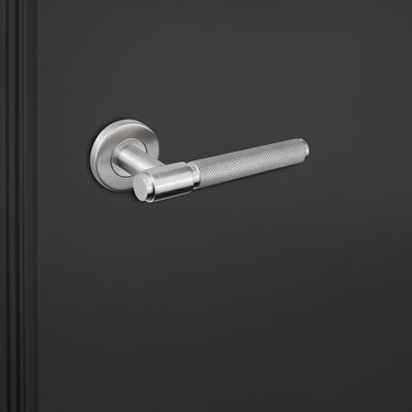 Lavuzo Cosenza deurbeslag RVS op rond rozet op antracietgrijze deur, linkeraanzicht