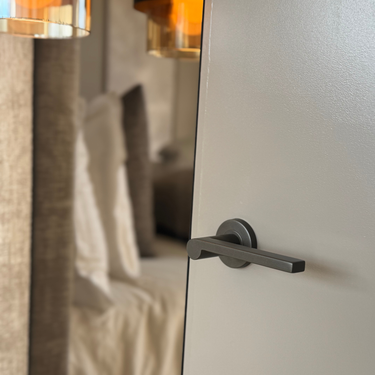 Bronzen caserta deurbeslag op een deur geschilderd in Milky Chocolate deurlak