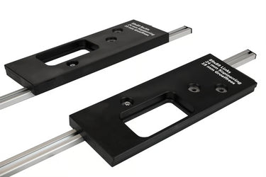 Scharnierfreesmal 89x89 mm blokken op geleider, detailopname op witte achtergrond