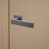 Gun Metal PVD gecoate Imperio deurklink op vierkant rozet op beige binnendeur, rechteraanzicht