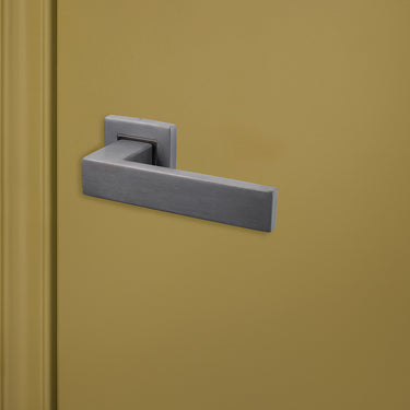 Imperio PVD gecoate deurkruk Gunmetal met vierkant rozet op groene deur, rechteraanzicht