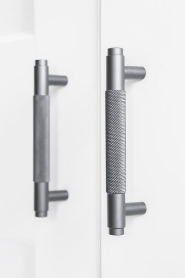 Handle Ribbed Anthracite 128 mm - Drilling distance 96 mm