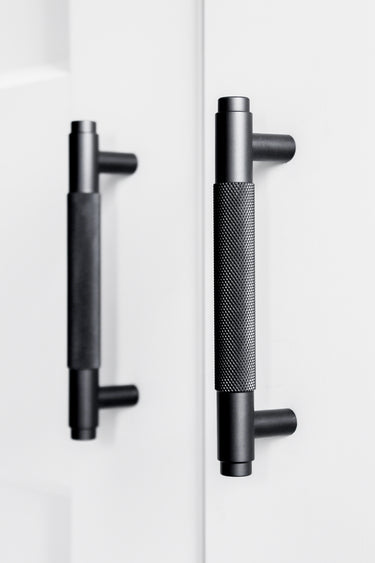 Handle Ribbed black 128 mm - Drilling distance 96 mm