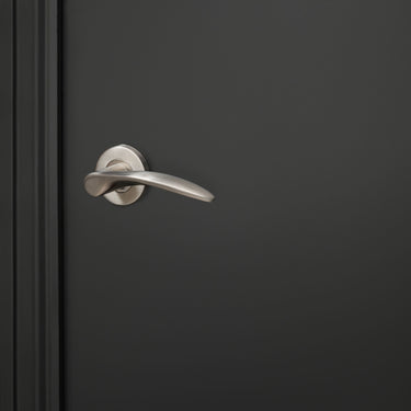 Lodini door handle stainless steel with round rosette