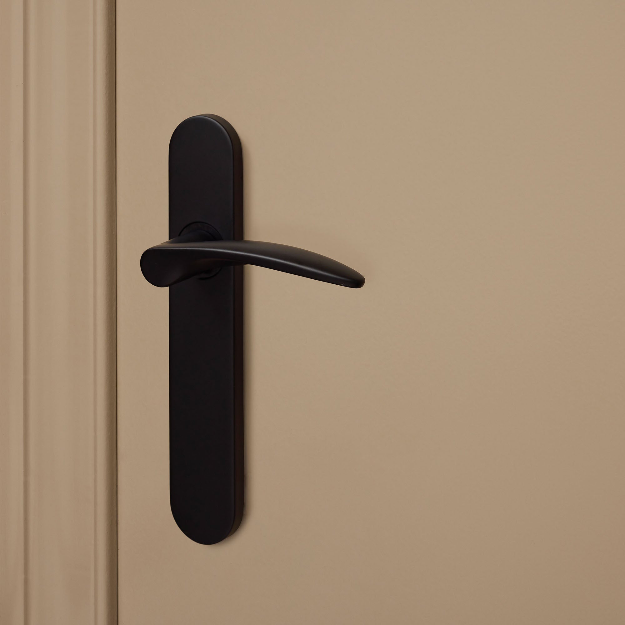 Kids Handle Rounded Lodini door handle black with rounded shield – Lavuzo