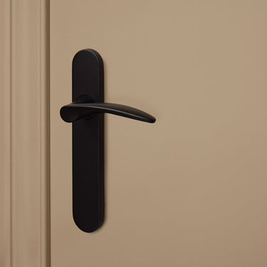 Lodini door handle black with rounded shield