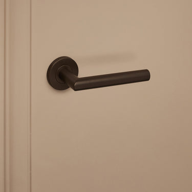 Mantua door handle bronze with round rosette