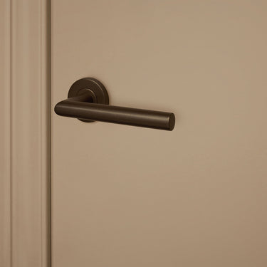 Mantua door handle bronze with round rosette