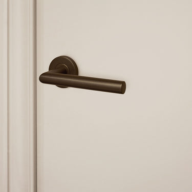 Mantua door handle bronze with round rosette