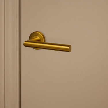 Mantua door handle matt gold PVD coated with round rosette