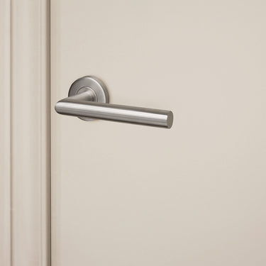 Mantua door handle stainless steel with round rosette