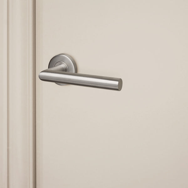 Mantua door handle stainless steel with round rosette
