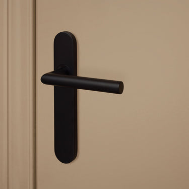 Mantua door handle black with rounded shield