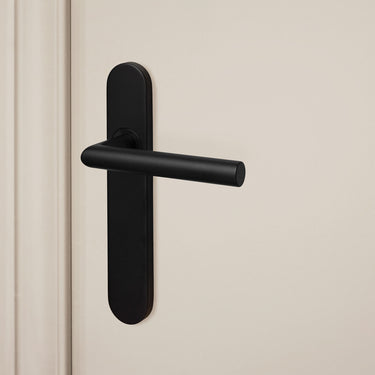 Mantua door handle black with rounded shield
