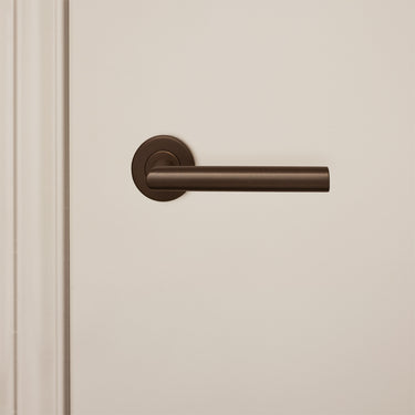 Mantua door handle bronze with round rosette