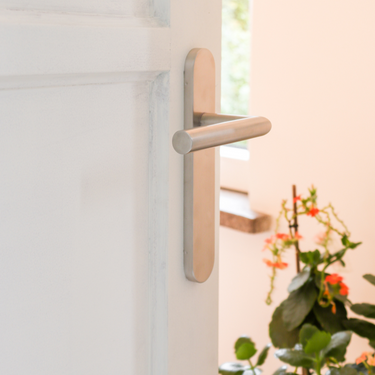 Mantua deurklink RVS op schild sfeer