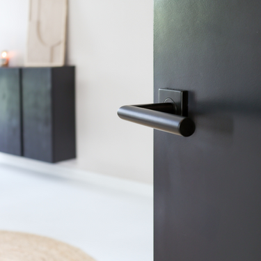 Mantua deurklink zwart met vierkant rozet kopen