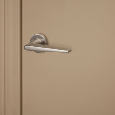 Modena door handle stainless steel with round rosette