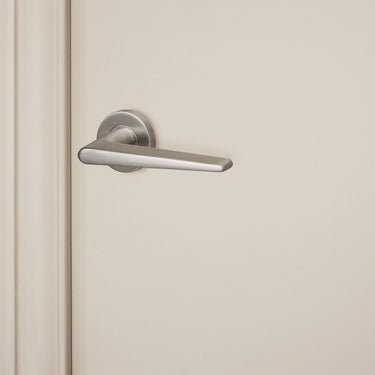 Modena door handle stainless steel with round rosette