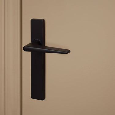 Modena door handle black with rectangular shield