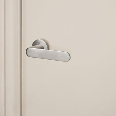 Novara door handle stainless steel with round rosette