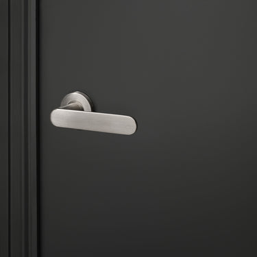 Novara door handle stainless steel with round rosette