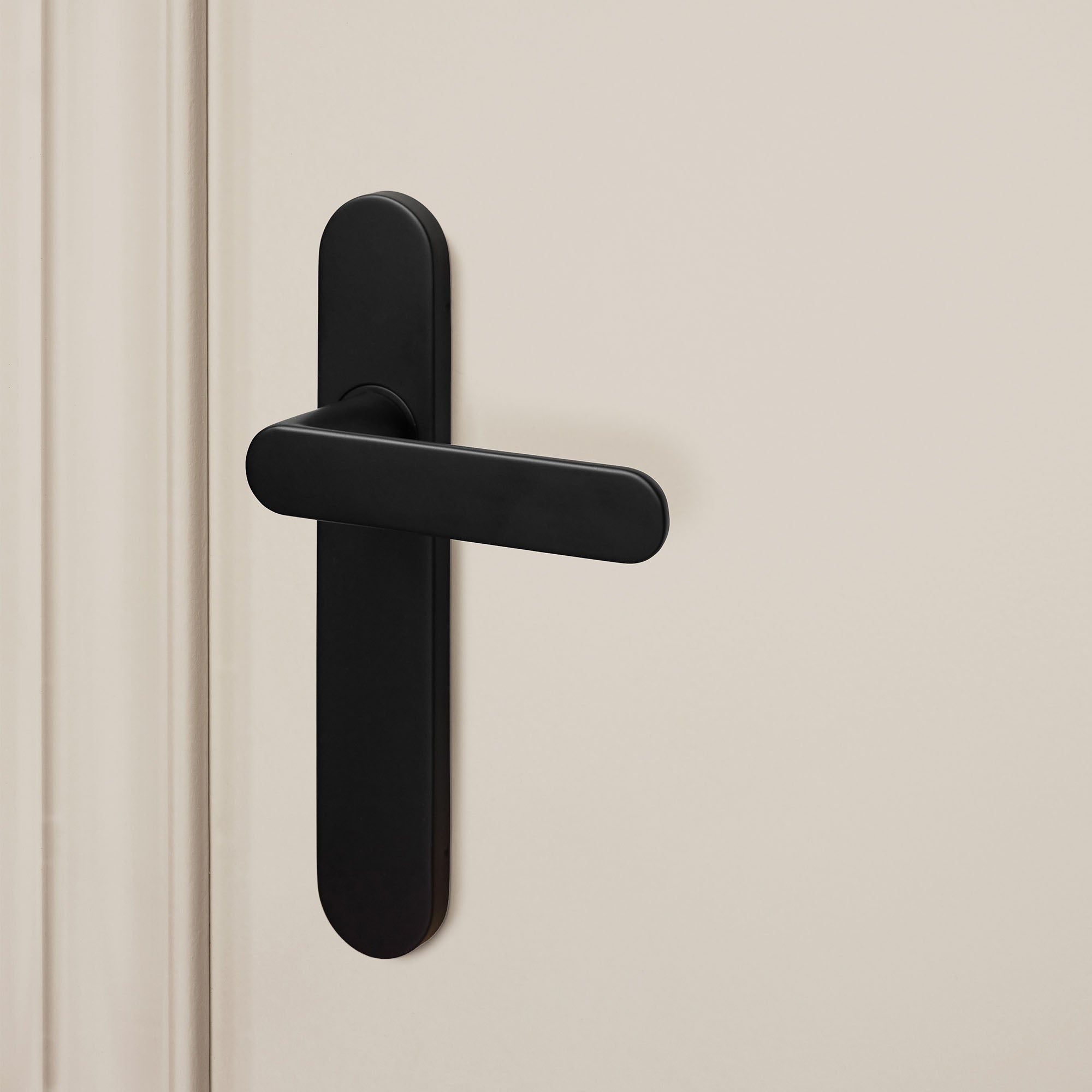 Kids Handle Rounded Novara door handle black with rounded shield – Lavuzo