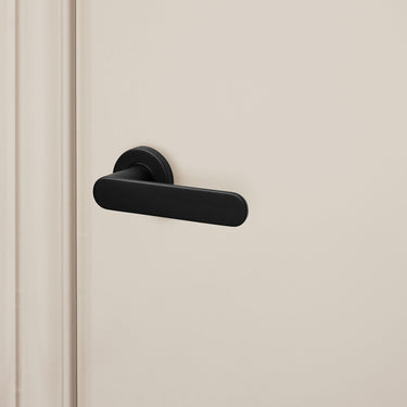 Novara door handle black with round rosette