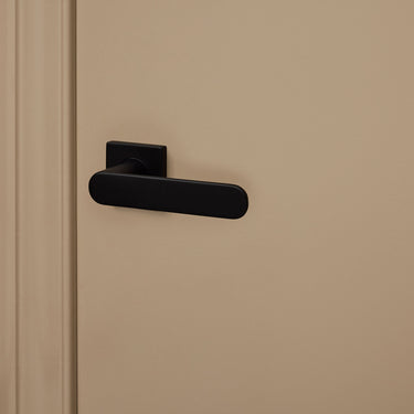 Novara door handle black with square rosette