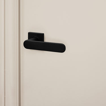 Novara door handle black with square rosette
