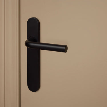 Oristano door handle black with rounded shield