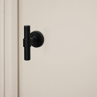 Pesaro door handle black with round rosette