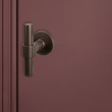 Moderne Lavuzo Pesaro binnendeurbeslag brons op rond rozet op bordeauxrode deur, rechteraanzicht
