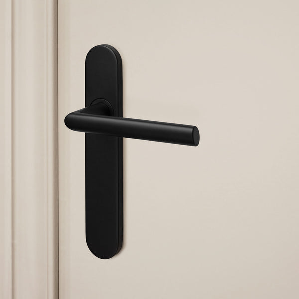 Ragusa door handle black with rounded shield