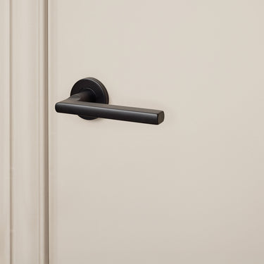 Teramo door handle black with round rosette