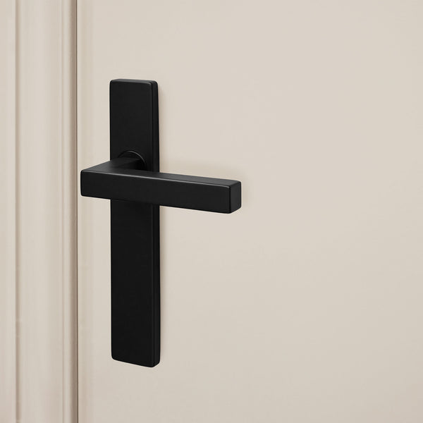 Viterbo door handle black with rectangular shield