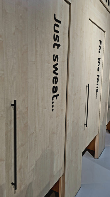 Black bar handle - Drilling distance 576 mm